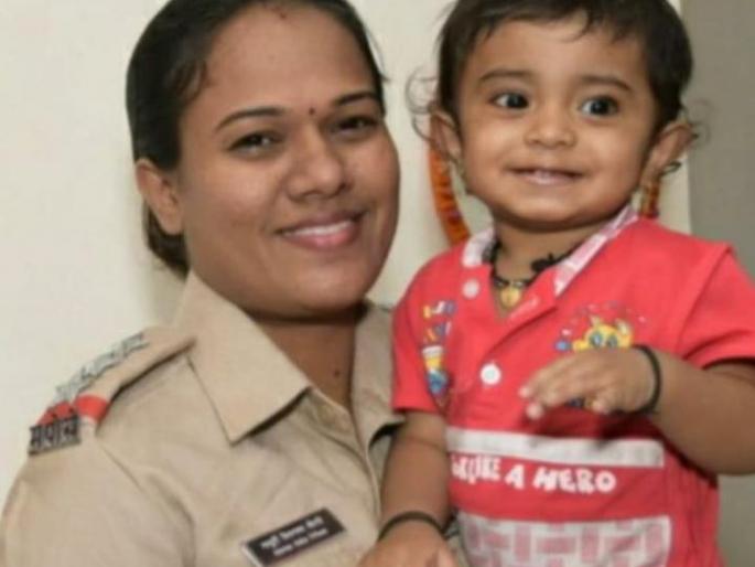 Mothers prefer a Corona settlement, leaving a year old baby | एक वर्षाचे बाळू घरी सोडून माता कोरोना बंदोबस्ताला प्राधान्य Mothers prefer a Corona settlement, leaving a year old baby | एक वर्षाचे बाळू घरी सोडून माता कोरोना बंदोबस्ताला प्राधान्य