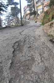 Demand for road repairs | रस्त्यांची दुरुस्ती करण्याची मागणी Demand for road repairs | रस्त्यांची दुरुस्ती करण्याची मागणी