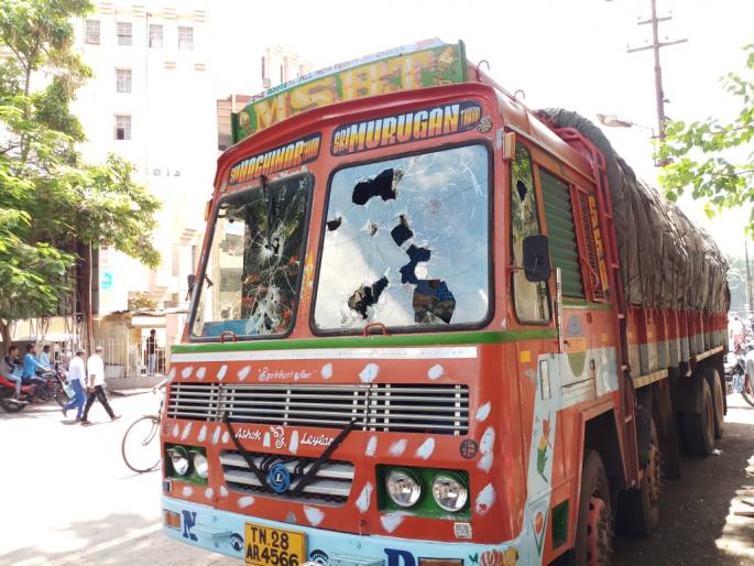 Demolition of truck by truck driver collapses | सांगलीत ट्रकखाली चिरडून महिला ठार, चालकाचे पलायन : नागरिकांकडून ट्रकची मोडतोड Demolition of truck by truck driver collapses | सांगलीत ट्रकखाली चिरडून महिला ठार, चालकाचे पलायन : नागरिकांकडून ट्रकची मोडतोड