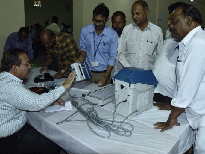 Nine and a half thousand expired voting machines were sent back | प्रशासनाकडून पाऊल-कालबाह्य झालेली साडेनऊ हजार मतदान यंत्रे ΄परत΄ Nine and a half thousand expired voting machines were sent back | प्रशासनाकडून पाऊल-कालबाह्य झालेली साडेनऊ हजार मतदान यंत्रे ΄परत΄