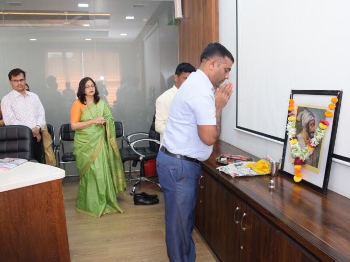 Chhatrapati Shivaji Maharaj greets the District Collector | छत्रपती शिवाजी महाराज यांना जिल्हाधिकारी कार्यालयात अभिवादन Chhatrapati Shivaji Maharaj greets the District Collector | छत्रपती शिवाजी महाराज यांना जिल्हाधिकारी कार्यालयात अभिवादन