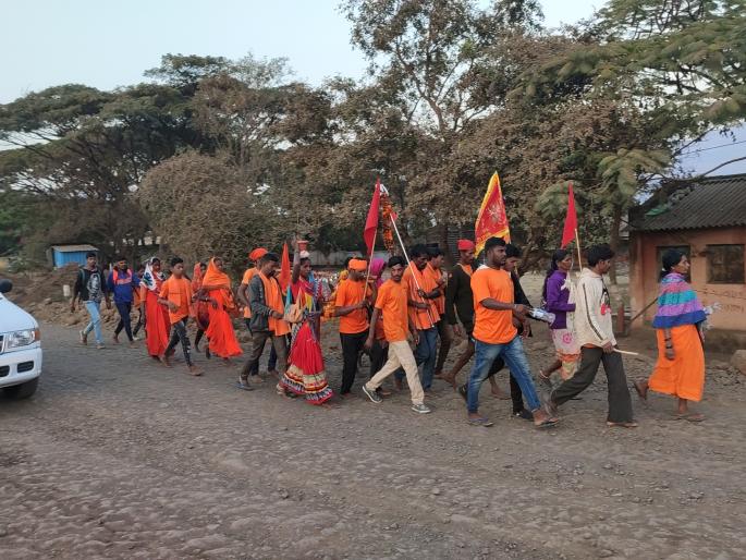  The road from Dindori to Saputara flowed in a rush | दिंडोरी ते सापुतारा रस्ता गर्दीने फूलला