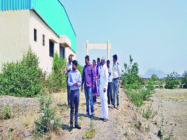 Taluka sports complex in Nampur used to eat dust | नामपूर येथील तालुका क्र ीडा संकुल धूळ खात Taluka sports complex in Nampur used to eat dust | नामपूर येथील तालुका क्र ीडा संकुल धूळ खात