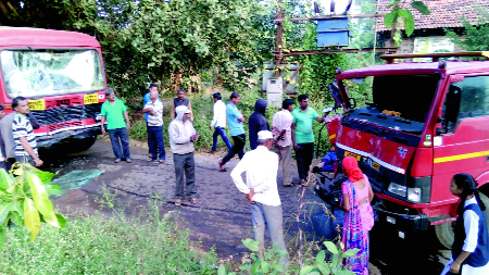32 people injured in a stampede in Borgaon | बोरगावात एसटी-ट्रकच्या धडकेत ३२ जण जखमी 32 people injured in a stampede in Borgaon | बोरगावात एसटी-ट्रकच्या धडकेत ३२ जण जखमी
