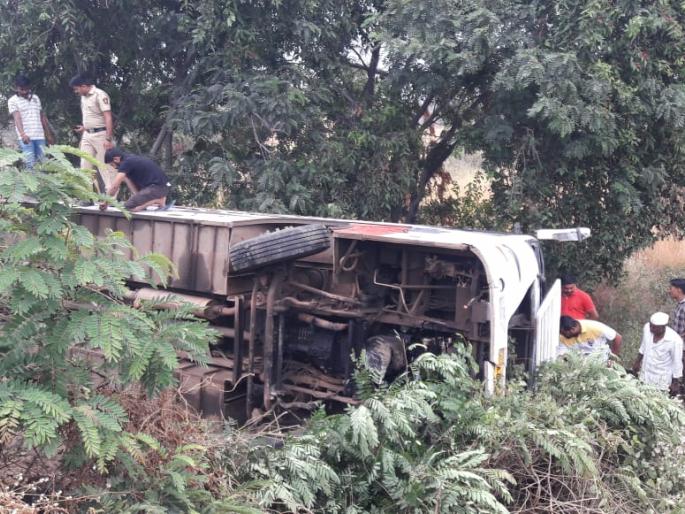 Eight injured in private bus over Pune-Bangalore national highway: Accidents on the second day in a row | पुणे-बेंगलोर राष्ट्रीय महामार्गावर खासगी बस उलटून आठ जखमी : वेळे हद्दीत सलग दुसºया दिवशी दुर्घटना Eight injured in private bus over Pune-Bangalore national highway: Accidents on the second day in a row | पुणे-बेंगलोर राष्ट्रीय महामार्गावर खासगी बस उलटून आठ जखमी : वेळे हद्दीत सलग दुसºया दिवशी दुर्घटना