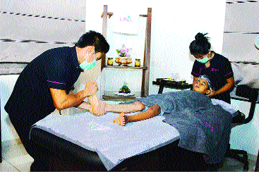 Kids body massages as 'Return Gift' | ‘रिटर्न गिफ्ट’ म्हणून चिमुकल्यांना ‘किड्स बॉडी मसाज’ Kids body massages as 'Return Gift' | ‘रिटर्न गिफ्ट’ म्हणून चिमुकल्यांना ‘किड्स बॉडी मसाज’