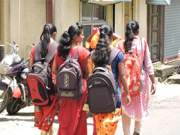 The burden of the sack on the back of Satarkar, all of them from young to large | सातारकरांच्या पाठीवर सॅकचे ओझे, छोट्यांपासून मोठ्यापर्यंत सर्वांचाच वापर The burden of the sack on the back of Satarkar, all of them from young to large | सातारकरांच्या पाठीवर सॅकचे ओझे, छोट्यांपासून मोठ्यापर्यंत सर्वांचाच वापर