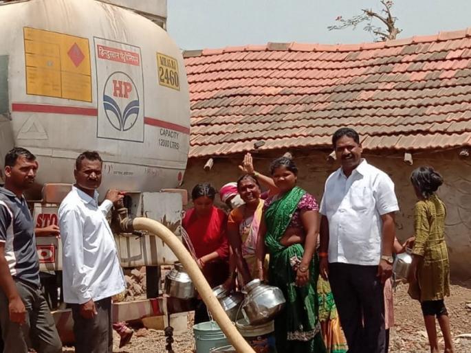 Shock absorbed tanker in the palace! | तळवाडेत टॅँकर पोहचताच जल्लोष !  Shock absorbed tanker in the palace! | तळवाडेत टॅँकर पोहचताच जल्लोष !