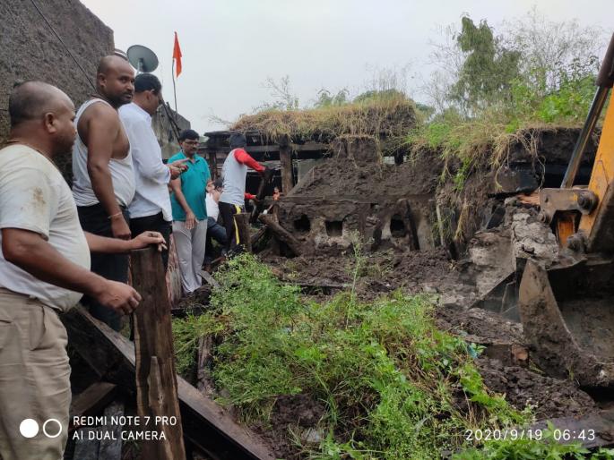 One died in Shevgaon taluka when the roof of his house collapsed. | राहत्या घराचे छत कोसळून शेवगाव तालुक्यात एकाचा मृत्यू. One died in Shevgaon taluka when the roof of his house collapsed. | राहत्या घराचे छत कोसळून शेवगाव तालुक्यात एकाचा मृत्यू.