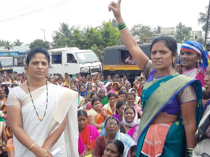 Women stop on the Pune-Bangalore National Highway | पुणे-बंगळूर राष्ट्रीय महामार्गावर महिलांनी अडवला महामार्ग Women stop on the Pune-Bangalore National Highway | पुणे-बंगळूर राष्ट्रीय महामार्गावर महिलांनी अडवला महामार्ग