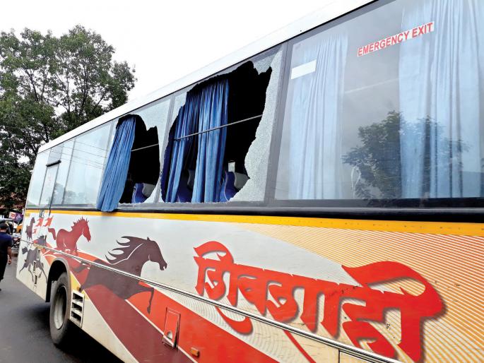 In Kadal Ghat, Kadamba-Shivshahi clash, splinter loss of Shiva's work | करुळ घाटात कदंबा-शिवशाहीची धडक, शिवशाहीच्या काचा फुटून नुकसान In Kadal Ghat, Kadamba-Shivshahi clash, splinter loss of Shiva's work | करुळ घाटात कदंबा-शिवशाहीची धडक, शिवशाहीच्या काचा फुटून नुकसान