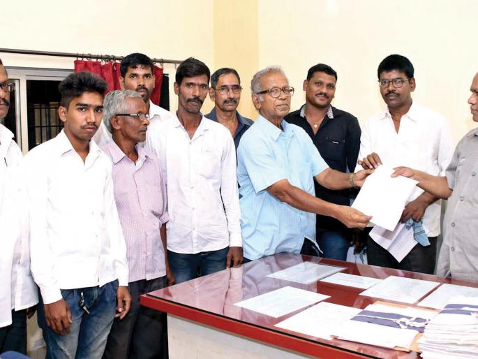 Sindhudurg: A sign of self-doubt for the Sonawde Ghat road, a request to the administration | सिंधुुदुर्ग : सोनवडे घाटमार्गासाठी आत्मदहनाचा इशारा, प्रशासनाला निवेदन Sindhudurg: A sign of self-doubt for the Sonawde Ghat road, a request to the administration | सिंधुुदुर्ग : सोनवडे घाटमार्गासाठी आत्मदहनाचा इशारा, प्रशासनाला निवेदन