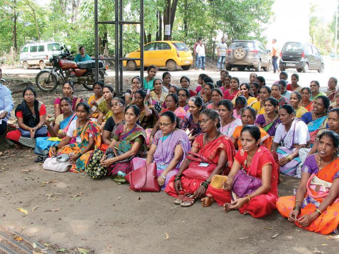 Hours of female attendant employees' bells agitation | अंशकालीन स्त्री परिचर कर्मचाऱ्यांचे घंटानाद आंदोलन Hours of female attendant employees' bells agitation | अंशकालीन स्त्री परिचर कर्मचाऱ्यांचे घंटानाद आंदोलन