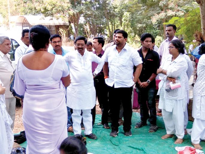 The Sindhudurg Medical Officer will also participate in the agitation, the movement of NRHM has been started | सिंधुदुर्ग : वैद्यकीय अधिकारीही आंदोलनात सहभागी होणार, एनआरएचएमचे आंदोलन सुरुच The Sindhudurg Medical Officer will also participate in the agitation, the movement of NRHM has been started | सिंधुदुर्ग : वैद्यकीय अधिकारीही आंदोलनात सहभागी होणार, एनआरएचएमचे आंदोलन सुरुच