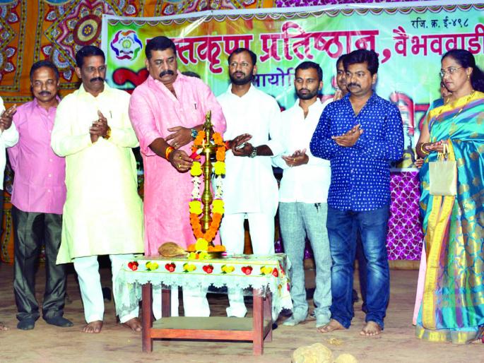 Sindhudurg: Launch of Vaibhavwadi golotsav with the launch of Shobhayatra, Dholaxar, Dindi and bullock cart. | सिंधुदुर्ग : वैभववाडी लोकोत्सवाला शोभायात्रेने प्रारंभ, ढोलपथक, दिंडी, बैलगाड्यांचा समावेश Sindhudurg: Launch of Vaibhavwadi golotsav with the launch of Shobhayatra, Dholaxar, Dindi and bullock cart. | सिंधुदुर्ग : वैभववाडी लोकोत्सवाला शोभायात्रेने प्रारंभ, ढोलपथक, दिंडी, बैलगाड्यांचा समावेश
