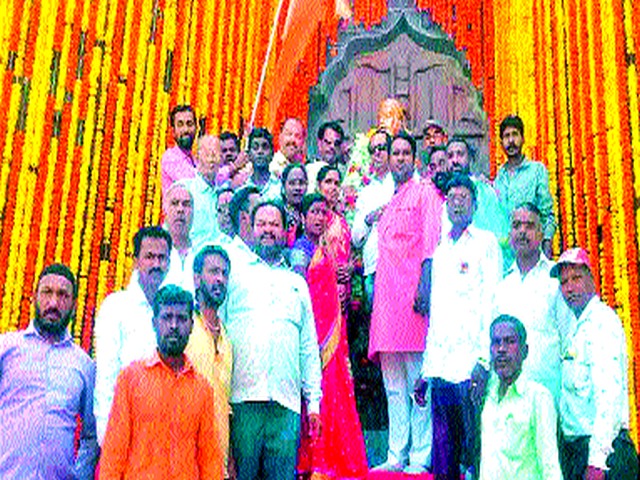 Chhatrapati Shivarayan to the people | छत्रपती शिवरायांना मानवंदना Chhatrapati Shivarayan to the people | छत्रपती शिवरायांना मानवंदना