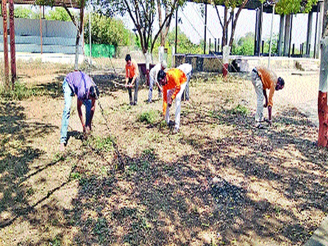 The young men of Tehera revamped the cemetery at their own expense | टेहरेच्या तरुणांनी केला स्वखर्चातून स्मशानभूमीचा कायापालट The young men of Tehera revamped the cemetery at their own expense | टेहरेच्या तरुणांनी केला स्वखर्चातून स्मशानभूमीचा कायापालट