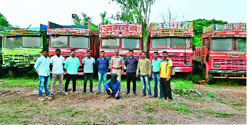 Five trucks recovered from Sangli thief | सांगलीत चोरट्याकडून पाच ट्रक हस्तगत Five trucks recovered from Sangli thief | सांगलीत चोरट्याकडून पाच ट्रक हस्तगत