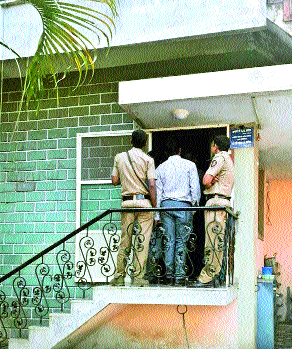 Attack on bank seizure team in Islamabad | इस्लामपुरात बॅँकेच्या जप्ती पथकावर हल्ला Attack on bank seizure team in Islamabad | इस्लामपुरात बॅँकेच्या जप्ती पथकावर हल्ला