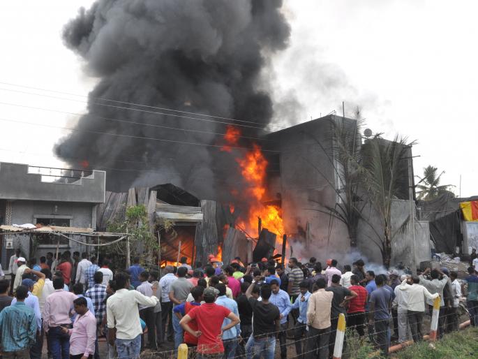 Fire broke out in Sangliwadi due to heavy fire, loss of millions, fire after two hours | सांगलीवाडीत पुठ्ठा गोदामाला भीषण आग, लाखोंचे नुकसान, दोन तासानंतर आग आटोक्यात