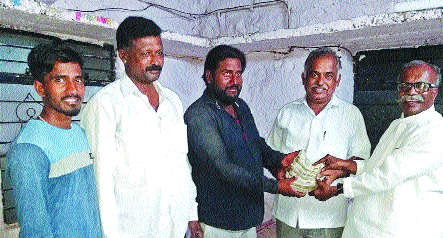 Three lakh rupees in the streets of Vitthalwadi were honestly returned | विठ्ठलवाडीत रस्त्यावर सापडलेले तब्बल तीन लाख रुपये प्रामाणिकपणे केले परत Three lakh rupees in the streets of Vitthalwadi were honestly returned | विठ्ठलवाडीत रस्त्यावर सापडलेले तब्बल तीन लाख रुपये प्रामाणिकपणे केले परत