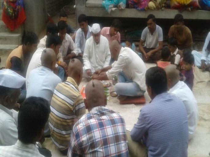 Bhootadaya ... The villagers of the dead wild animals at Sonale ... | भूतदया...सोनाळे येथील मृत वानराचे ग्रामस्थांनी केले उत्तरकार्य Bhootadaya ... The villagers of the dead wild animals at Sonale ... | भूतदया...सोनाळे येथील मृत वानराचे ग्रामस्थांनी केले उत्तरकार्य