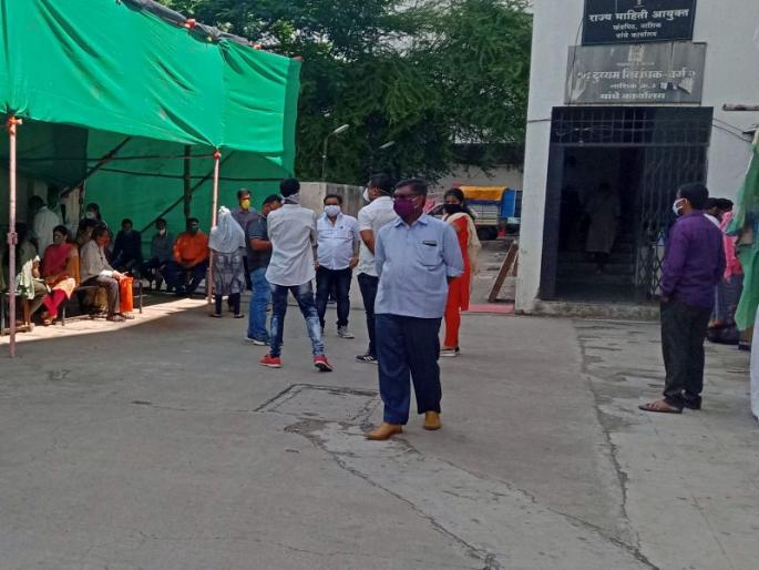 Waiting for hours for diarrhea registration in Nashik; Inconvenience to citizens | नाशकात दस्त नोंदणीसाठी तासंतास प्रतिक्षा ; नागरिकांची गैरसोय Waiting for hours for diarrhea registration in Nashik; Inconvenience to citizens | नाशकात दस्त नोंदणीसाठी तासंतास प्रतिक्षा ; नागरिकांची गैरसोय