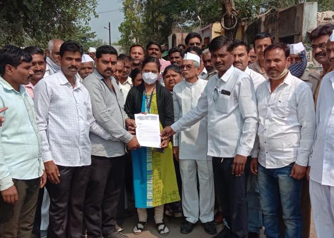 Rasta Rocco movement of villagers in Jivhale | जिव्हाळेत ग्रामस्थांचे रास्ता रोको आंदोलन