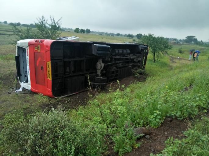 The bus overturned near Shelby; 5 injured | शेलबारीजवळ बस उलटली; १७ जखमी