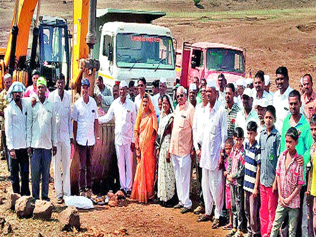 Start the work on the leisure pool | पाझर तलाव दुरु स्तीच्या कामास प्रारंभ Start the work on the leisure pool | पाझर तलाव दुरु स्तीच्या कामास प्रारंभ