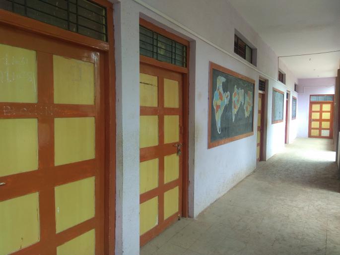 Lavla lockup at the middle school of Talwade Digar | तळवाडे दिगरच्या माध्यमिक शाळेस लावले कुलूप Lavla lockup at the middle school of Talwade Digar | तळवाडे दिगरच्या माध्यमिक शाळेस लावले कुलूप