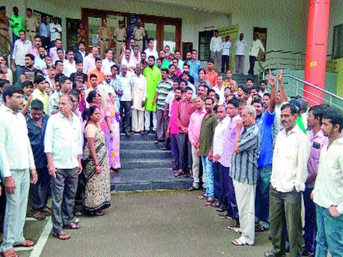 The stake holder officers | टपरीधारकांचे अधिकाऱ्यांना साकडे The stake holder officers | टपरीधारकांचे अधिकाऱ्यांना साकडे