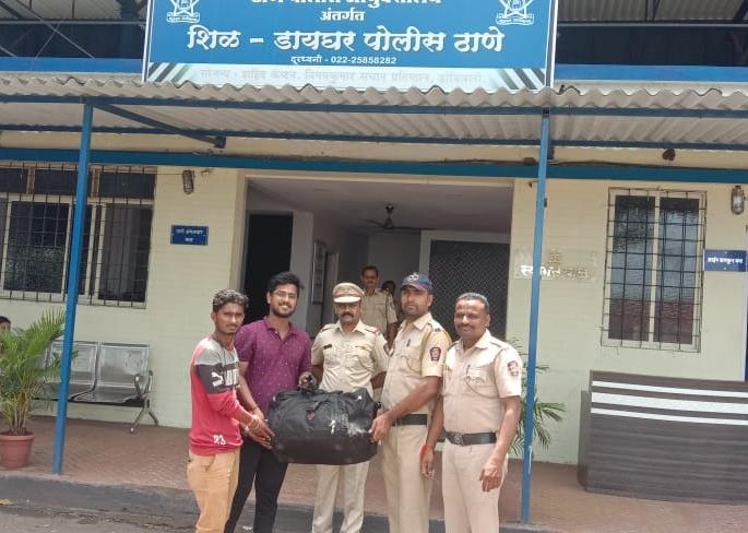  With the promptness of the Thane police, bags of jewelry and cash bags were returned | ठाणे पोलिसांच्या तत्परतेमुळे सहा तोळ्यांचे दागिने आणि रोकड असलेली बॅग मिळाली परत