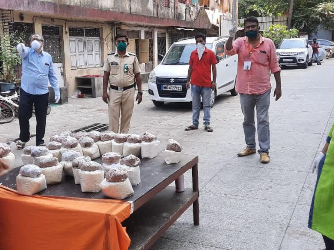Distribution of food grains in Thane | ठाण्यात सामाजिक संस्था आणि दानशूर व्यक्तींनी केले वर्तकनगरमध्ये अन्न धान्याचे वाटप Distribution of food grains in Thane | ठाण्यात सामाजिक संस्था आणि दानशूर व्यक्तींनी केले वर्तकनगरमध्ये अन्न धान्याचे वाटप
