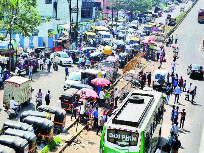 Struggling animals stuck in the streets: blocking traffic; The owner is responsible | रस्त्यांवर मोकाट जनावरांचा ठिय्या नागरिक त्रस्त : वाहतुकीला अडथळा; मालकच जबाबदार Struggling animals stuck in the streets: blocking traffic; The owner is responsible | रस्त्यांवर मोकाट जनावरांचा ठिय्या नागरिक त्रस्त : वाहतुकीला अडथळा; मालकच जबाबदार