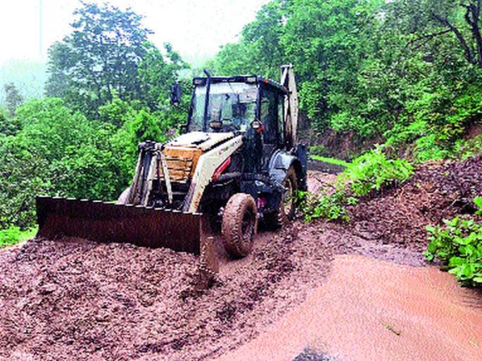 Stuck in the road at Amboli Ghat | अंबोली घाटात रस्त्याला तडे Stuck in the road at Amboli Ghat | अंबोली घाटात रस्त्याला तडे