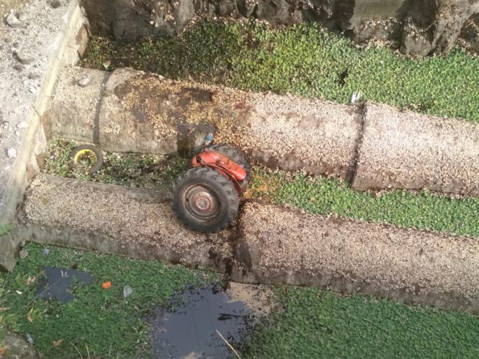 tractor fall down from mountain road uruli kanchan, pune; driver dead | उरुळी कांचन-जेजुरी राज्यमार्गावरील शिंदवणे घाट माथ्यावरील चारीत ट्रॅक्टर कोसळून चालक ठार tractor fall down from mountain road uruli kanchan, pune; driver dead | उरुळी कांचन-जेजुरी राज्यमार्गावरील शिंदवणे घाट माथ्यावरील चारीत ट्रॅक्टर कोसळून चालक ठार