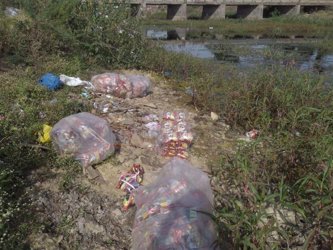 Satara: In the Yerlal river, there is rage of waste, anger in Waduz | सातारा : येरळा नदी पात्रातच कचऱ्यांचे ढीग, वडूजमध्ये संताप Satara: In the Yerlal river, there is rage of waste, anger in Waduz | सातारा : येरळा नदी पात्रातच कचऱ्यांचे ढीग, वडूजमध्ये संताप