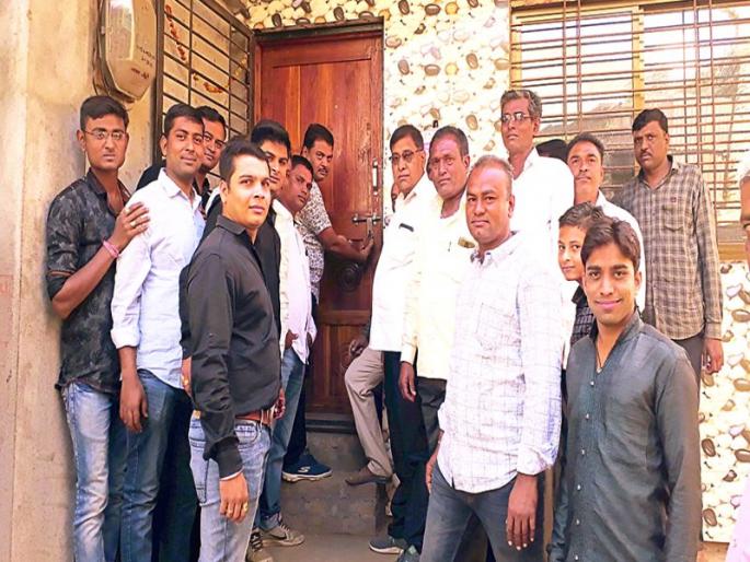 Locked by the angry farmers of the District Bank branch | जिल्हा बँकेच्या शाखेला संतप्त शेतकऱ्यांनी ठोकले कुलूप Locked by the angry farmers of the District Bank branch | जिल्हा बँकेच्या शाखेला संतप्त शेतकऱ्यांनी ठोकले कुलूप