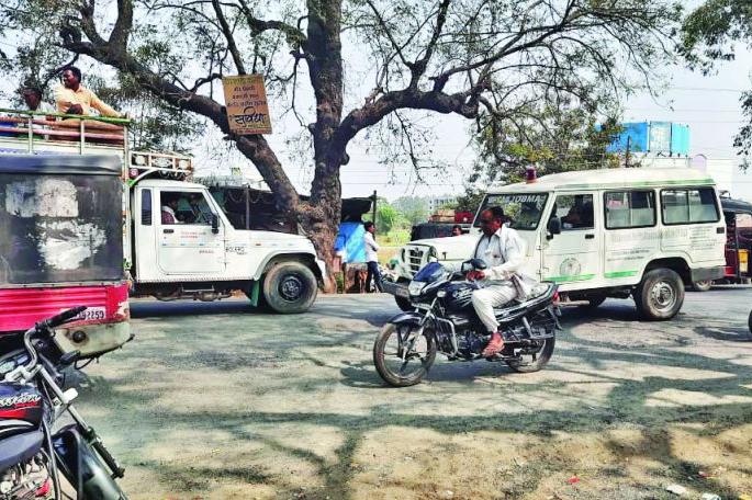 Unruly traffic obstructs ambulance in Washim City | बेशिस्त वाहतुकीचा रुग्णवाहिकेला अडथळा! Unruly traffic obstructs ambulance in Washim City | बेशिस्त वाहतुकीचा रुग्णवाहिकेला अडथळा!