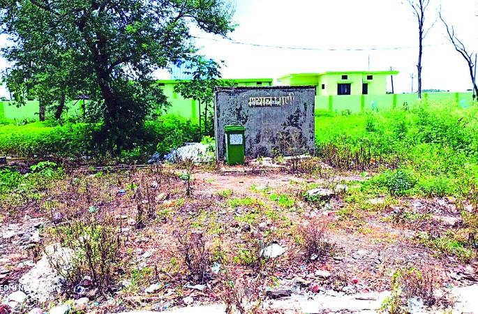 Hygiene problem in government hospital premises | सरकारी रुग्णालय परिसरात स्वच्छतेचा बोजवारा  Hygiene problem in government hospital premises | सरकारी रुग्णालय परिसरात स्वच्छतेचा बोजवारा