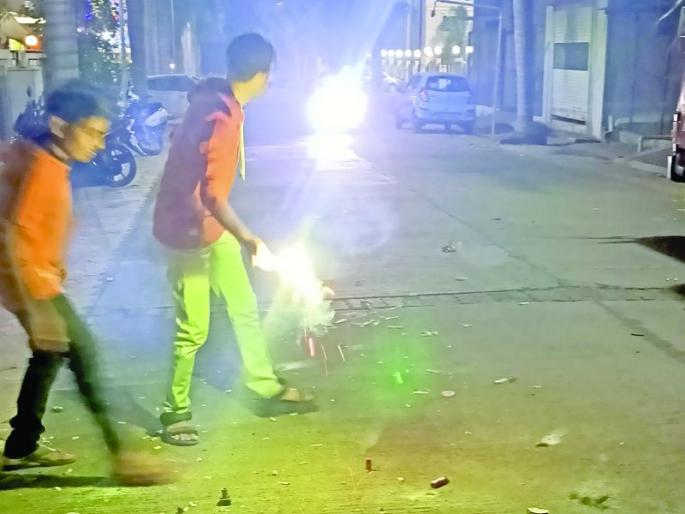Pollution increased during Diwali despite fears of corona | कोरोनाची भीती असतानाही दिवाळीच्या काळात वाढले प्रदुषण Pollution increased during Diwali despite fears of corona | कोरोनाची भीती असतानाही दिवाळीच्या काळात वाढले प्रदुषण
