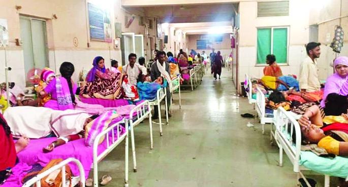 Washim: 'viral fever' outbreak; HOSPITALS Housefull | वाशिम :‘व्हायरल फिव्हर’चा प्रकोप; रुग्णालये हाऊसफुल्ल! Washim: 'viral fever' outbreak; HOSPITALS Housefull | वाशिम :‘व्हायरल फिव्हर’चा प्रकोप; रुग्णालये हाऊसफुल्ल!