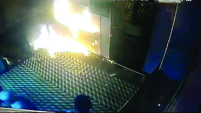 WASHIM: Attempts to burn liquor store! | वाशिम : दारूचे दुकान जाळण्याचा प्रयत्न! WASHIM: Attempts to burn liquor store! | वाशिम : दारूचे दुकान जाळण्याचा प्रयत्न!