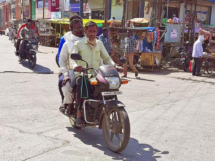 Triple seat journey on two-wheeler even after action in Washim city! | वाशिम शहरात कारवाईनंतरही दुचाकीवर ‘ट्रिपलसीट’ प्रवास!