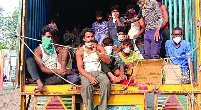 40 to 50 vehicles come to the Washim district daily from the red zone area | रेड झोन परिसरातून वाशिम जिल्ह्यात रोज येतात ४० ते ५० वाहन 40 to 50 vehicles come to the Washim district daily from the red zone area | रेड झोन परिसरातून वाशिम जिल्ह्यात रोज येतात ४० ते ५० वाहन