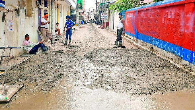 What a surprise! Cement road again on paved cement road | अहो आश्चर्यम्! पक्क्या सिमेंट रस्त्यावर पुन्हा सिमेंट रस्ता What a surprise! Cement road again on paved cement road | अहो आश्चर्यम्! पक्क्या सिमेंट रस्त्यावर पुन्हा सिमेंट रस्ता