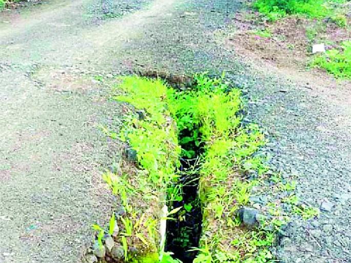 River widening; The edges of the road were scratched | नदीपात्राचे रूंदीकरण; रस्त्याच्या कडा खचल्या River widening; The edges of the road were scratched | नदीपात्राचे रूंदीकरण; रस्त्याच्या कडा खचल्या
