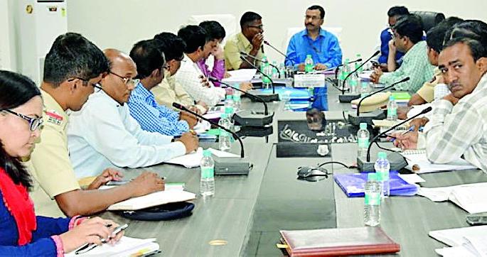 The officers should give information about the expenditure of the candidates | अधिकाऱ्यांनी उमेदवारांच्या खर्चाची माहिती द्यावी