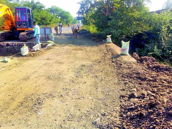 Due to bridge works, the accident increases | पुलाच्या कामामुळे अपघातात वाढ Due to bridge works, the accident increases | पुलाच्या कामामुळे अपघातात वाढ